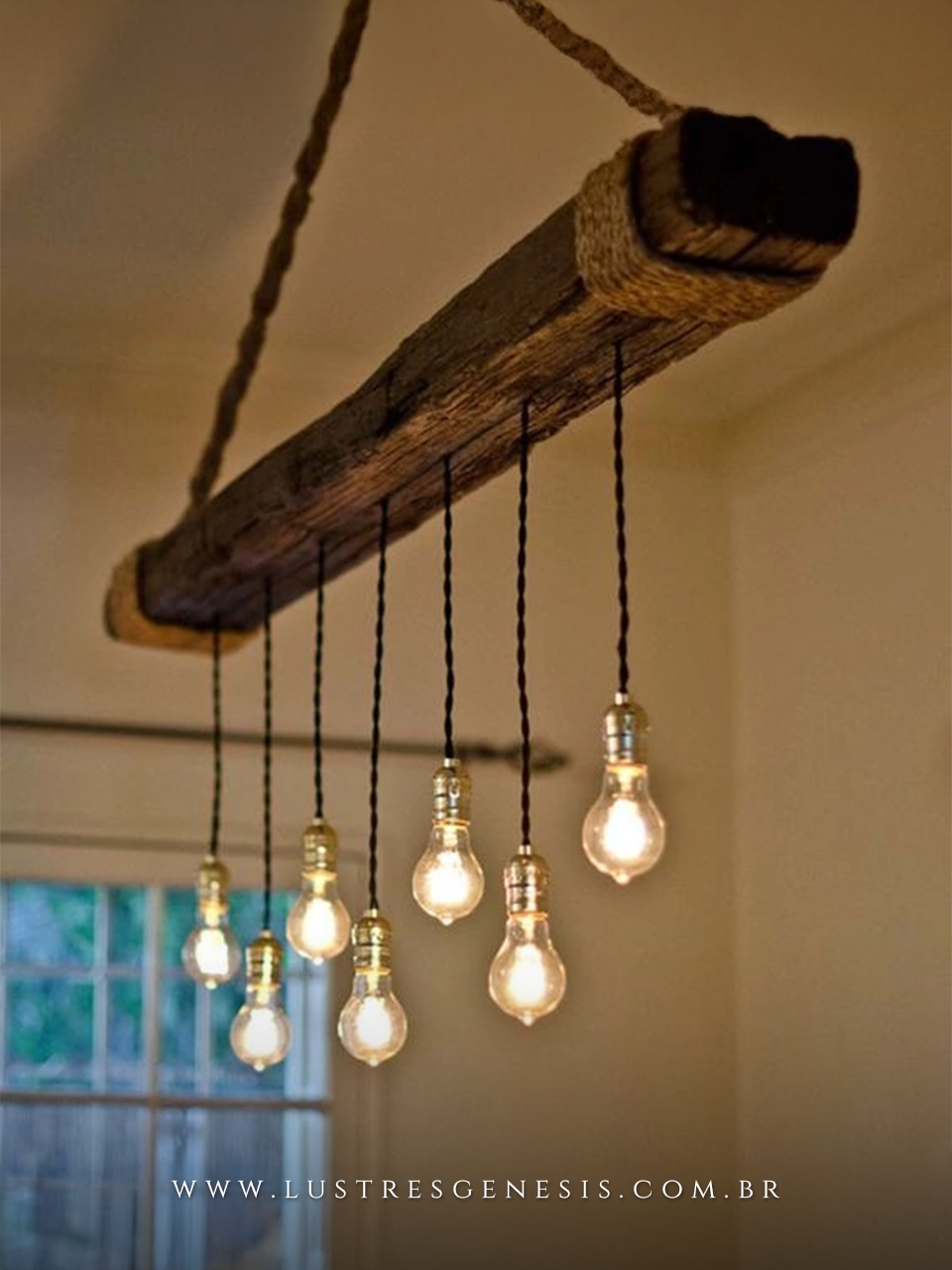 Luminária de Chão Esfera Mármore iluminada em ambiente interno. Lustres Gênesis loja online de Lustres e Iluminação Decorativa